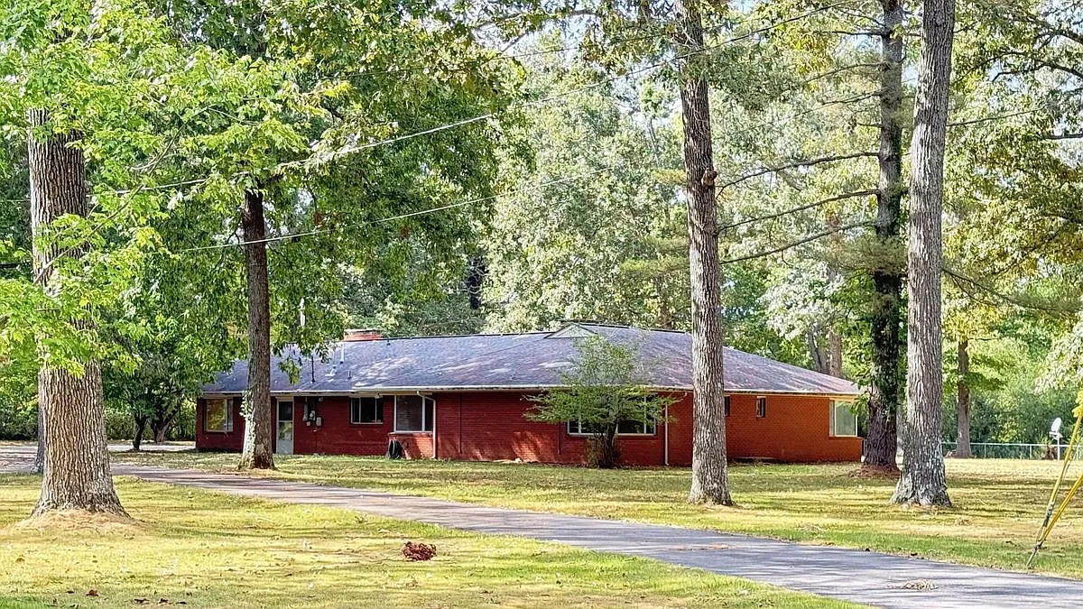 3 bed, 2.0 bath, 2511 sqft, $2,500 — Photo 3