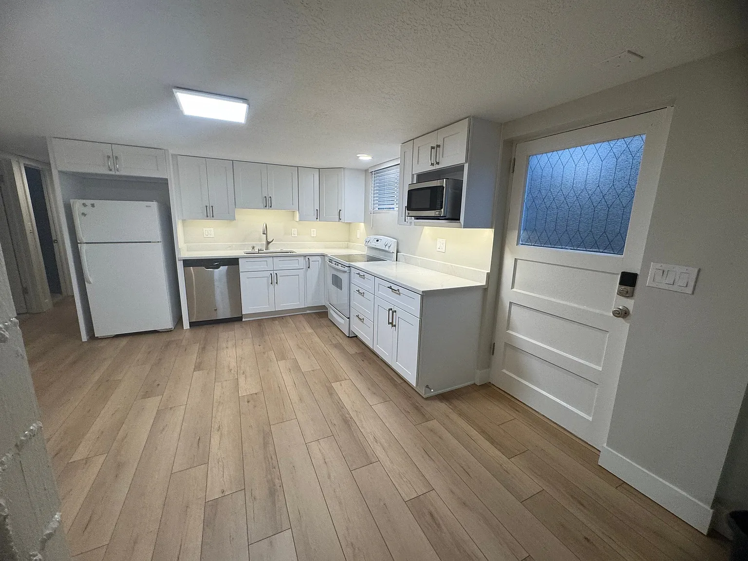 Newly updated Quiet Murray 2 Bed, 1 bath basement apartment — Photo 4