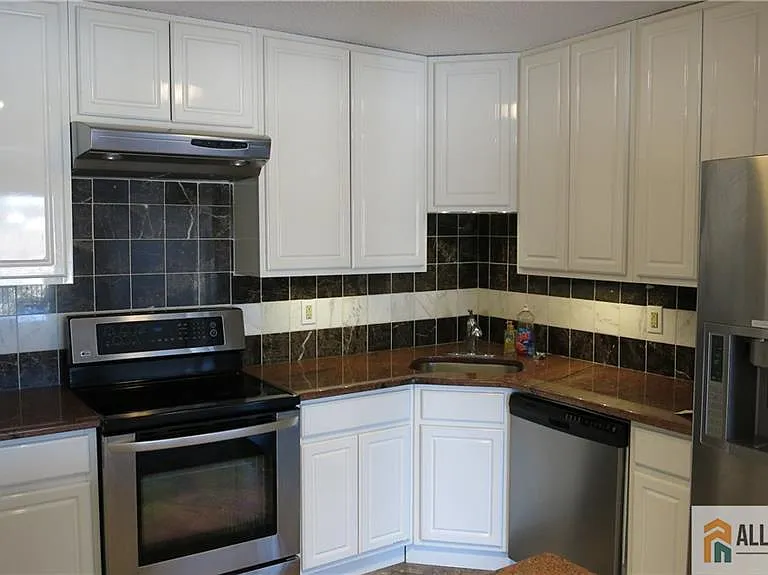 363 Lancaster Ct — Photo 2