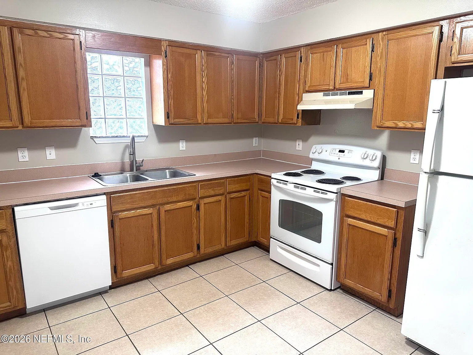 3 bed, 2.0 bath, 1068 sqft, $1,750 — Photo 4