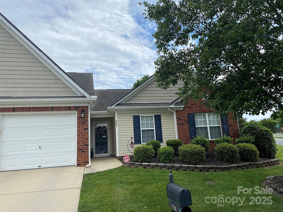 2nd image of 204 Woodbridge Cir