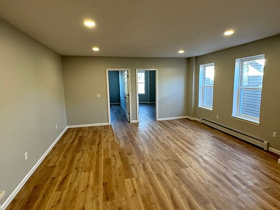 4th image of 722 E 4th St APT 3