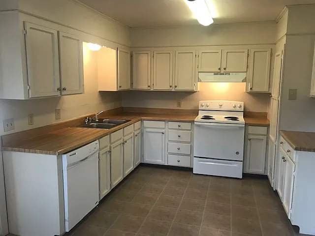 806 Stewart St — Photo 5