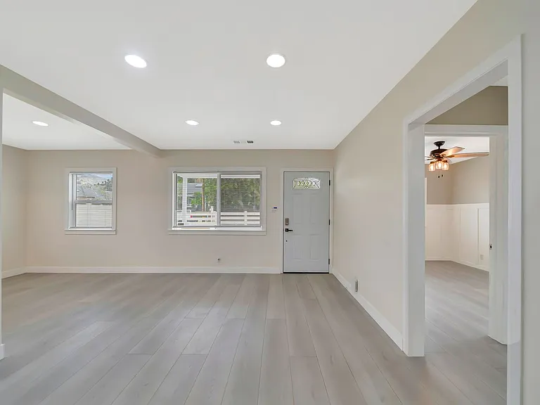 10951 Whitegate Ave — Photo 12