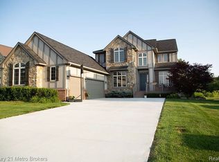 2324 Willow Ln, Grand Blanc, MI 48439