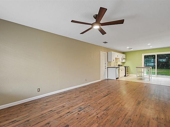 2nd image of 810 Hill Wood Dr
