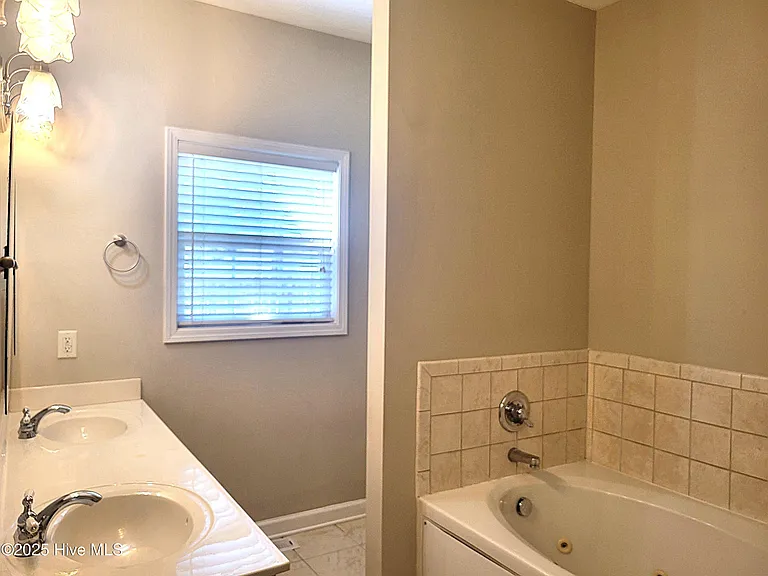 945 Diamondhead Dr S — Photo 36
