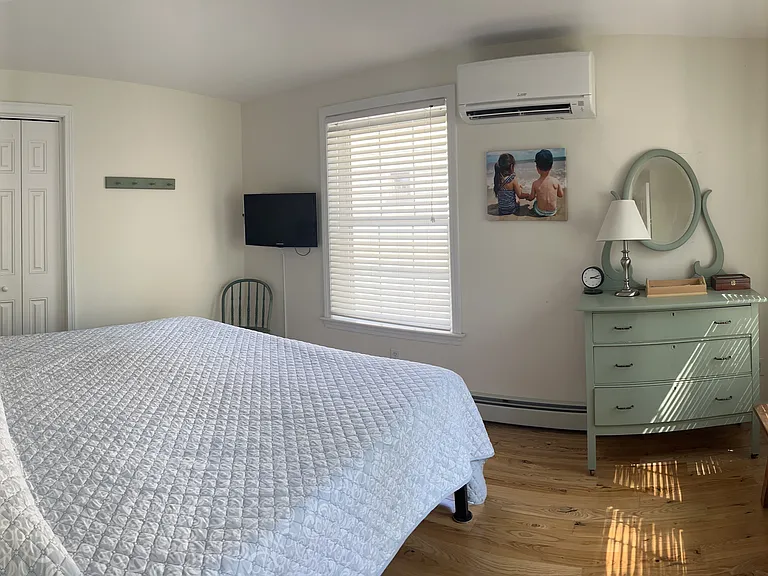 11 Hampton Ave — Photo 18