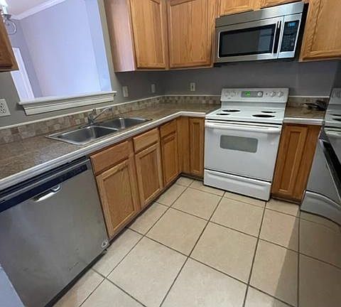 The white stove has been replaced with a stainless glasstop stove.