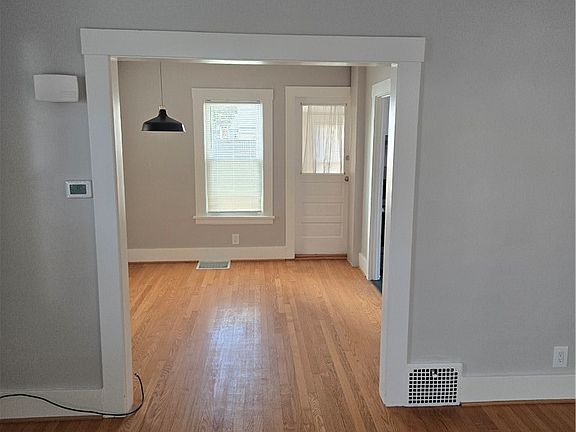 5th image of 227 W Ivy St