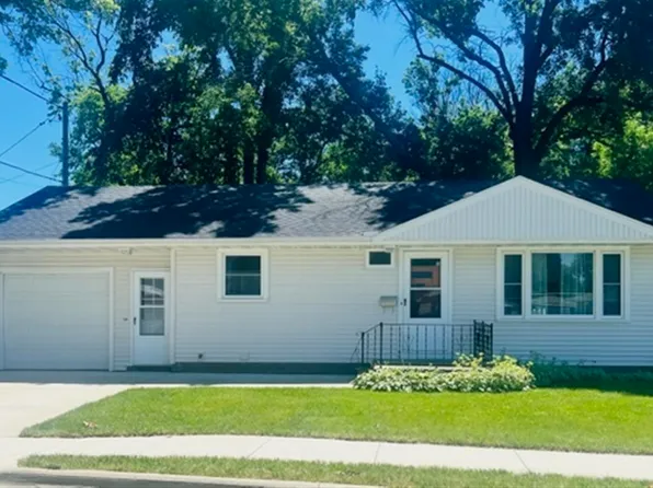 1115 7th St, De Witt, IA 52742