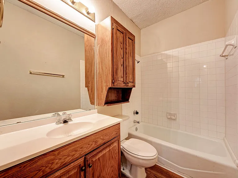 914 W 26th St #104 — Photo 15