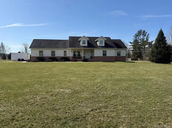 7975 Colleen Dr, Fowlerville, MI 48836