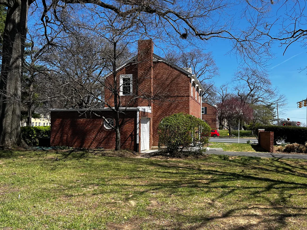 Side view of home and attached garage - 4401 Arlington Blvd