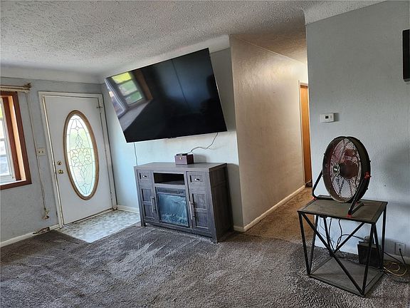 4th image of 835 Fitchland Dr