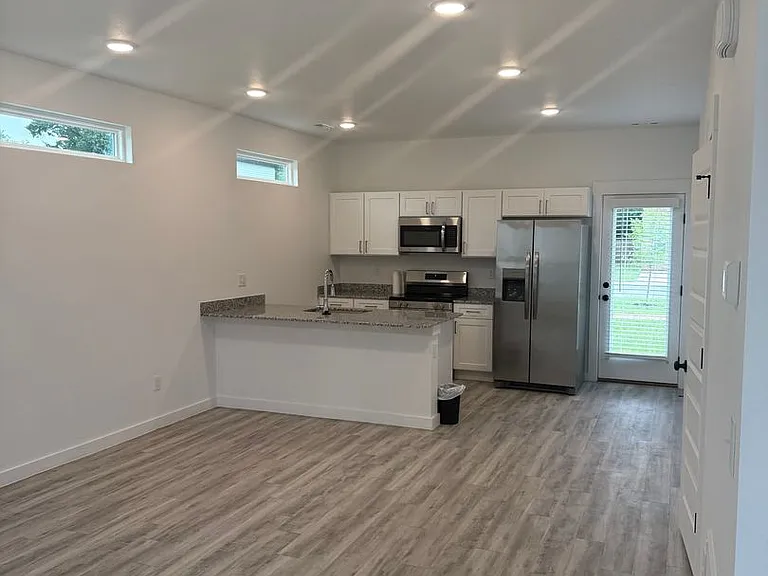 1021 States Ave — Photo 6