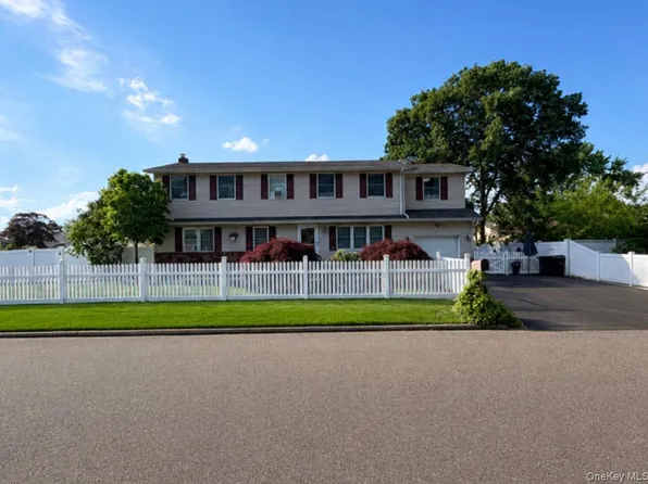 201 Oakland Avenue, Deer Park, NY 11729