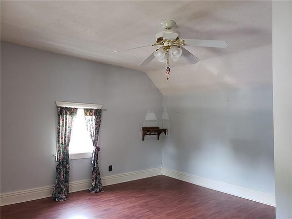 4th image of 330 S Walnut Ave