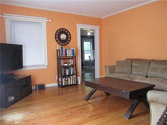4th image of 403 E 5th St