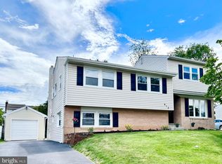 412 Farnsworth Dr, Broomall, PA 19008