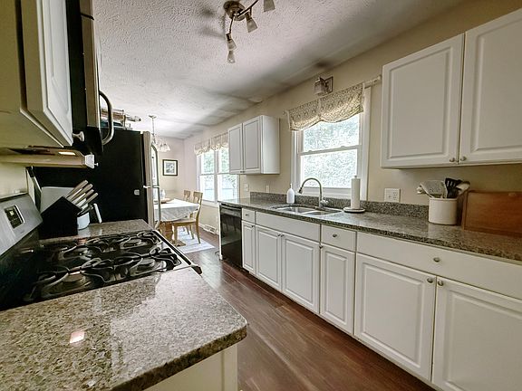 4th image of 16613 Hemlock Dr