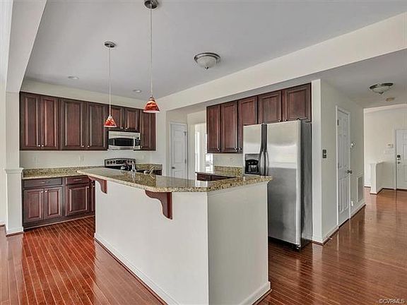 4th image of 401 Kingscote Ln