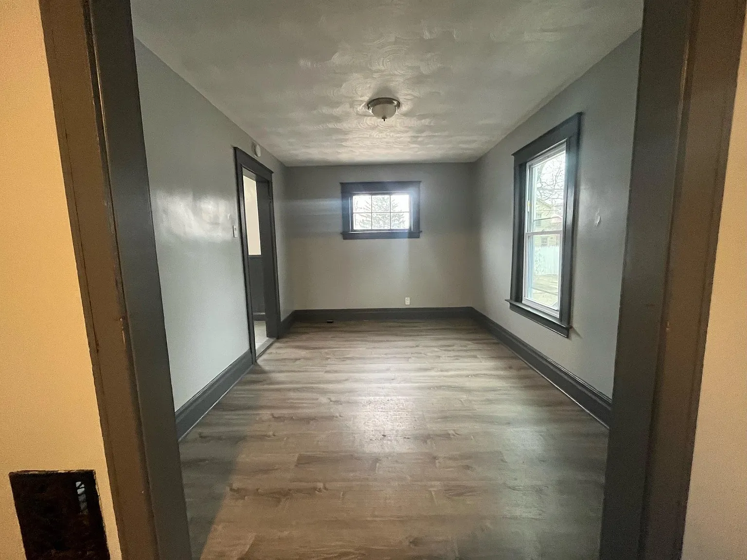 3 bed, $1,400 — Photo 2