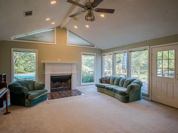 3rd image of 2025 Glen Cove Dr