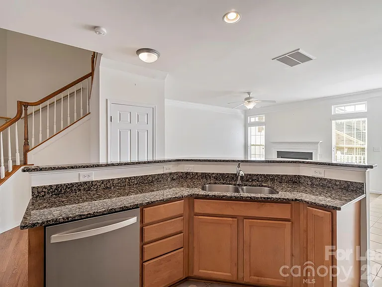 413 Armour St — Photo 6