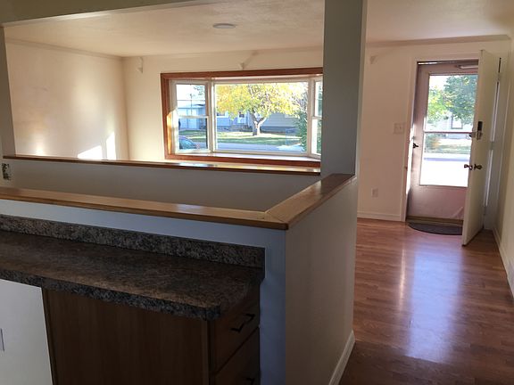 5th image of 613 34th Ave NE