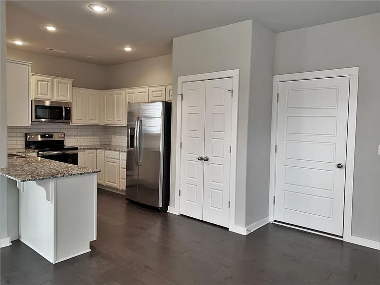 3901 Peachwood Dr — Photo 6