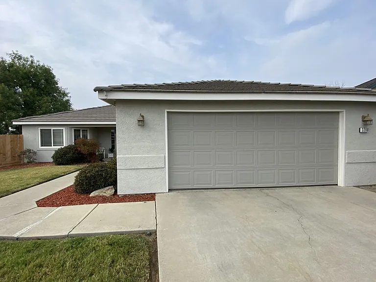 3208 Holly Ct — Photo 2