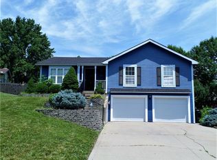126 Parkview Ct, Lansing, KS 66043
