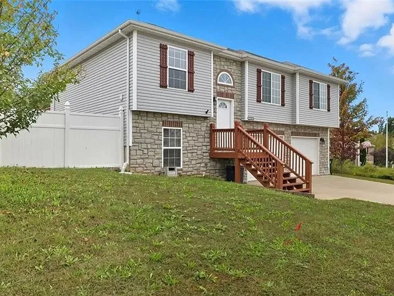 16185 Hershey Rd — Photo 2
