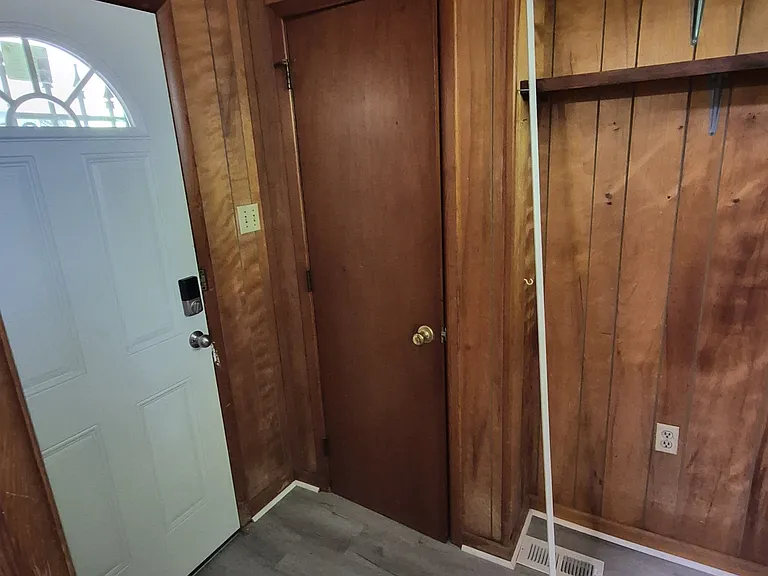 809 W Allen Ln — Photo 16