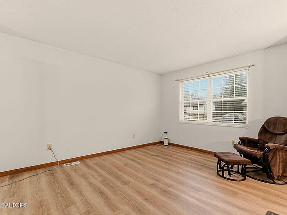 4th image of 610 Red Bud Ln