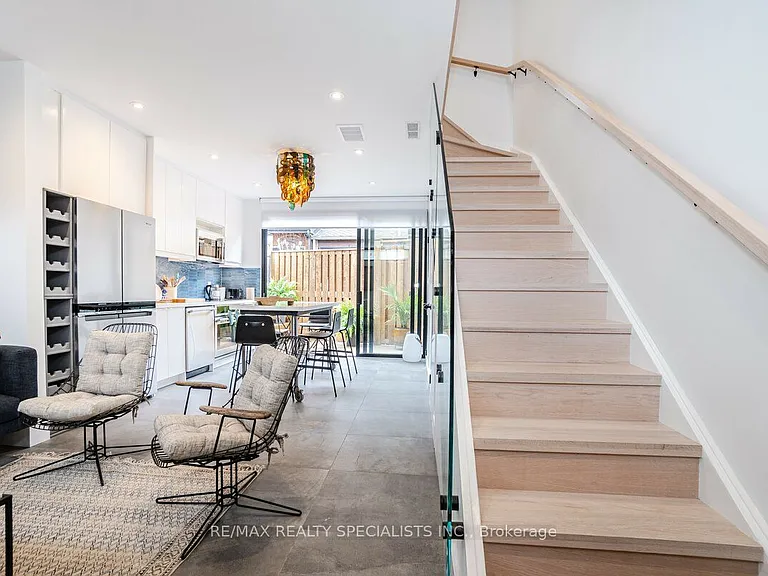 238 Pape Ave #COACH — Photo 15