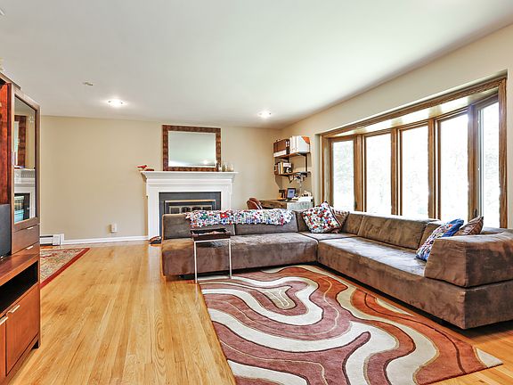 3rd image of 39 Birchwood Ln