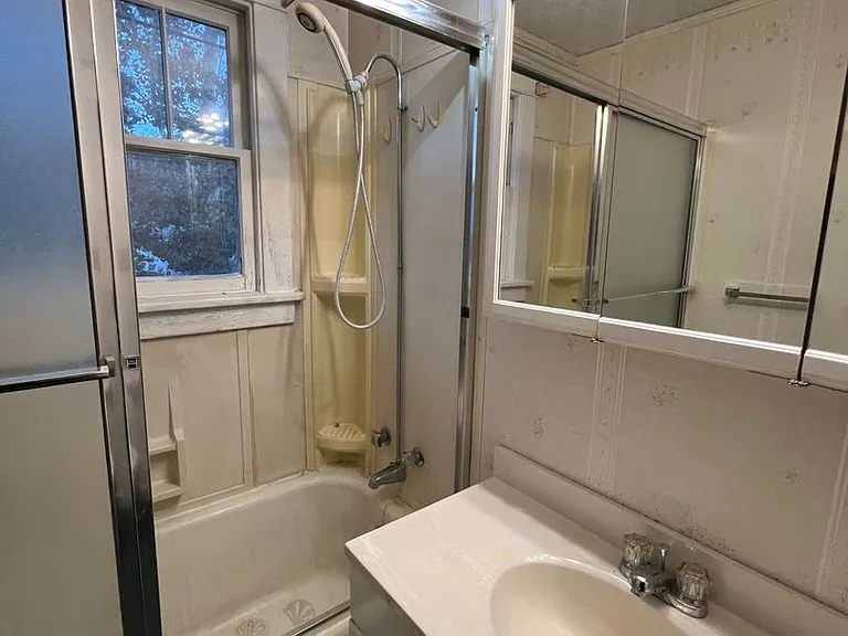 825 N Broadway Ave. — Photo 37