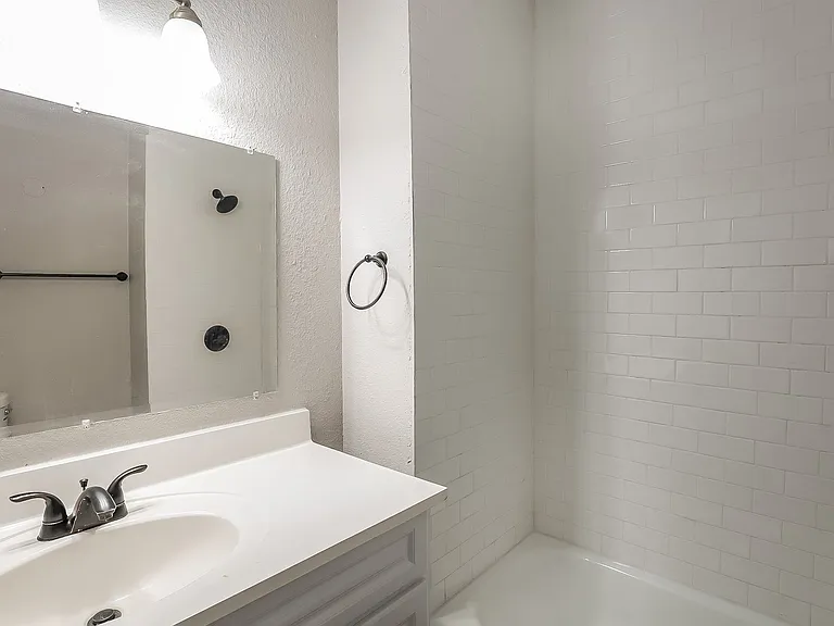 857709_029_wm_-_bathroom_13327665.jpg