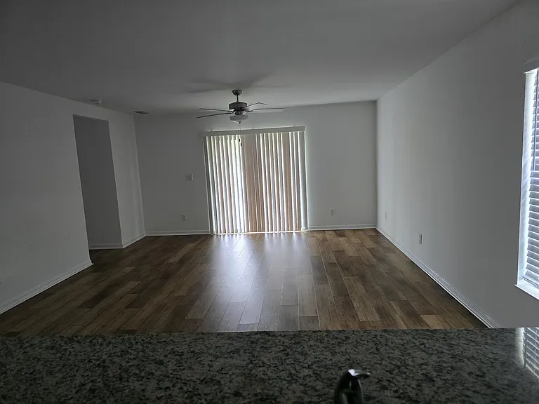 1421 Bush St W — Photo 4