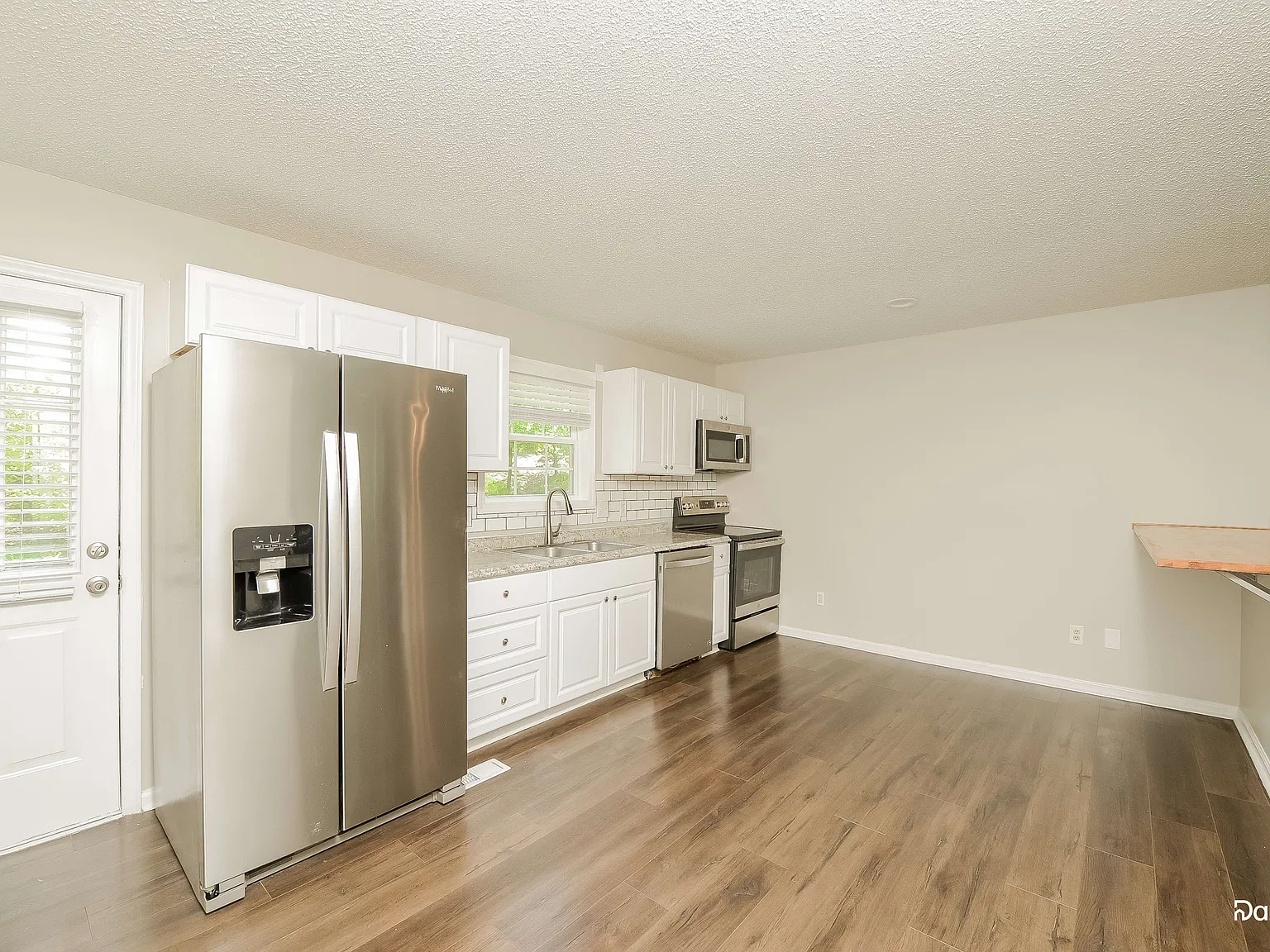 3 bed, 2.0 bath, 1056 sqft, $1,780 — Photo 3
