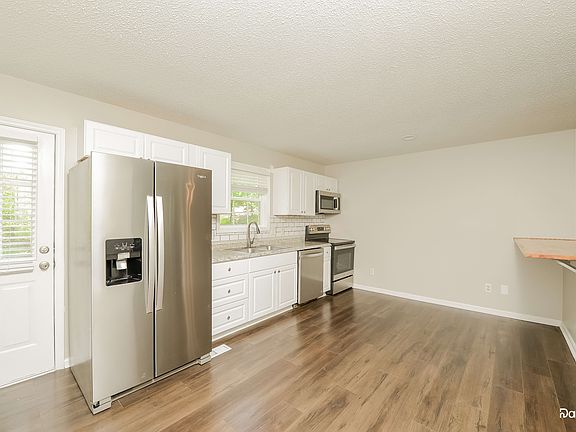 3rd image of 500 Three Oaks Dr