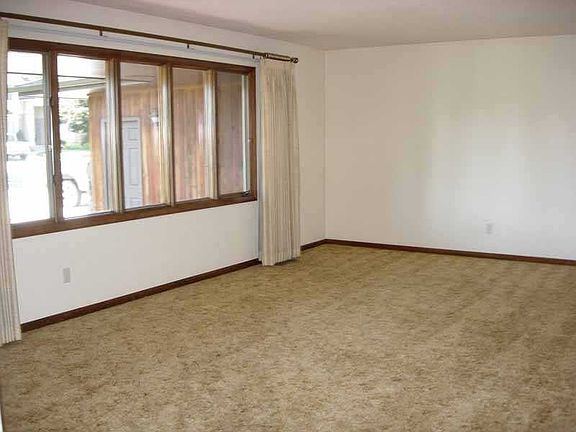 2nd image of 2917 Thousand Oaks St