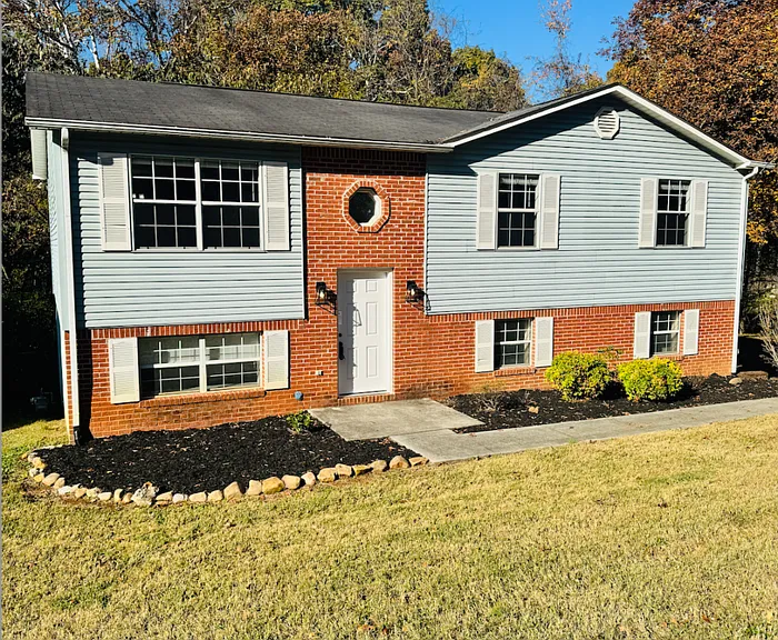 1221 Overton Ln — Photo 1