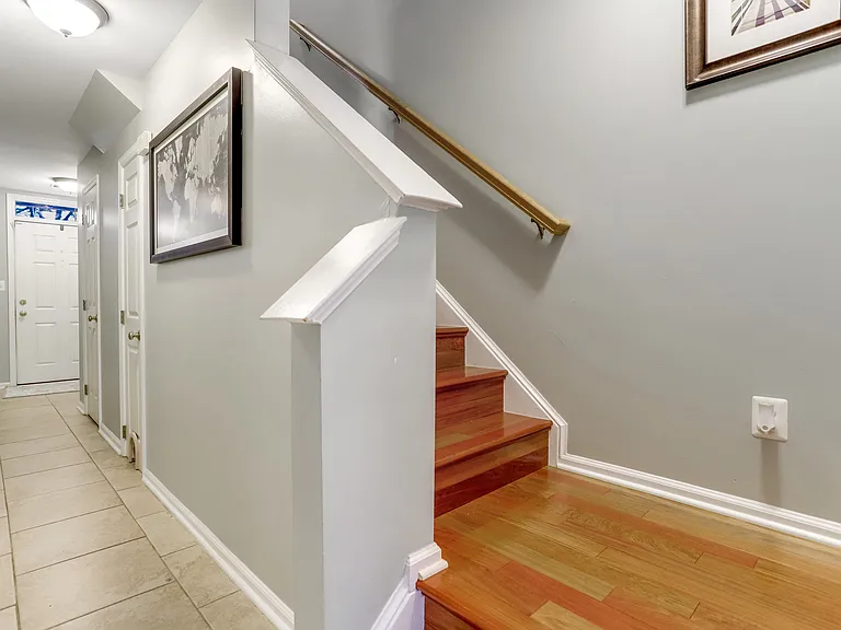141 Martin Ln — Photo 3