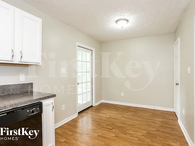 1241 Clock St — Photo 6