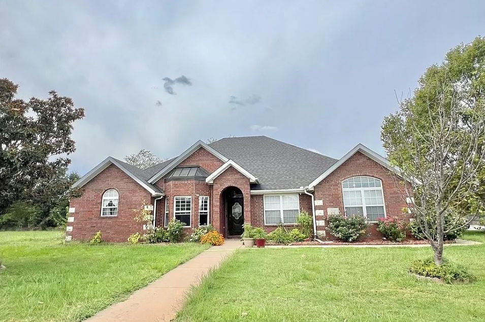 1st image of 700 SE Jamaica Dr