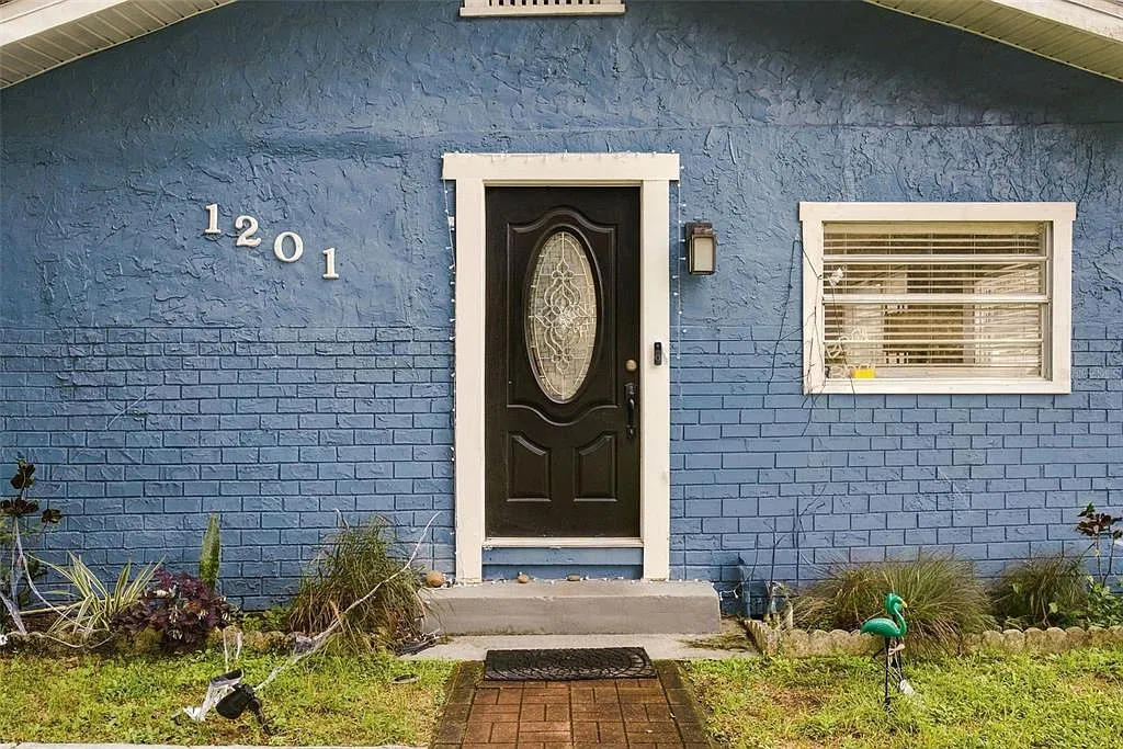 2 bed, 1.0 bath, 1056 sqft, $2,300 — Photo 2