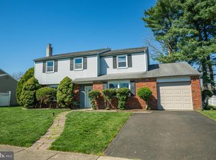 11 Maplewood Dr, Levittown, PA